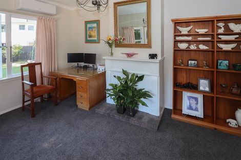 Photo of property in 1 Pah Road, Kawaha Point, Rotorua, 3010