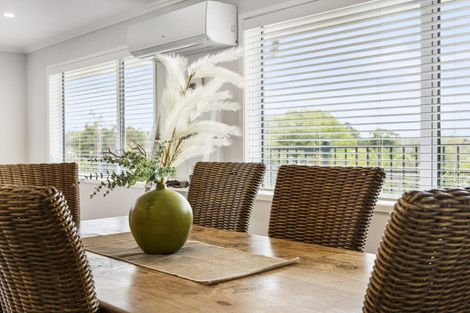 Photo of property in 10 Grenache Way, Kumeu, 0810