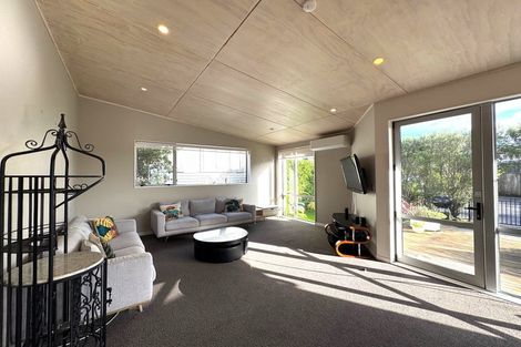 Photo of property in 39a Fairclough Road, Beach Haven, Auckland, 0626