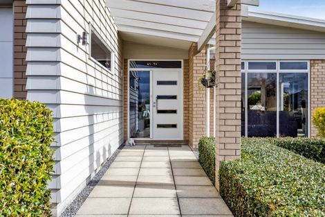 Photo of property in 27 Montague Grove, Stratford, 4332