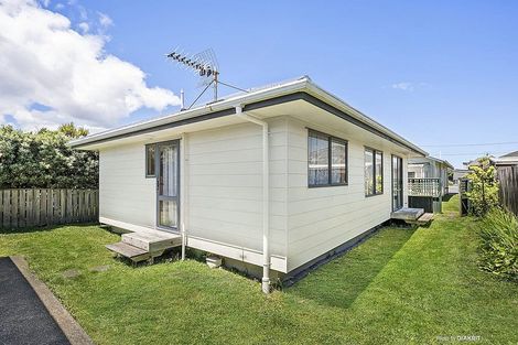 Photo of property in 104 Apu Crescent, Lyall Bay, Wellington, 6022