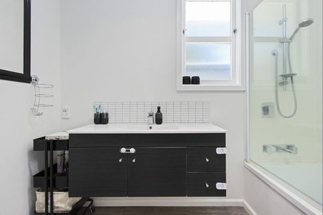 Photo of property in 17 Gardiner Place, Havelock North, 4130
