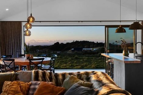 Photo of property in 7 Te Ara Karoiroa Road, Hurford, New Plymouth, 4374