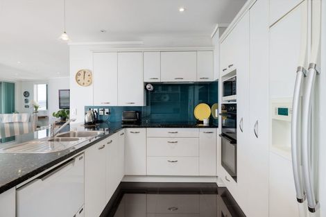 Photo of property in 72 Devonport Road, Tauranga, 3110