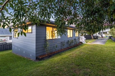 Photo of property in 11 Halloran Place, Massey, Auckland, 0614