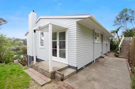 Photo of property in 135 Ruskin Road, Newlands, Wellington, 6037