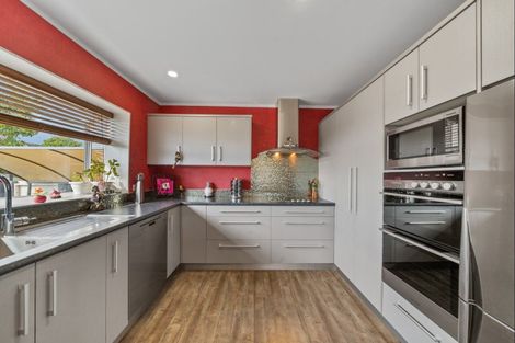 Photo of property in 33 Heta Road, Highlands Park, New Plymouth, 4312