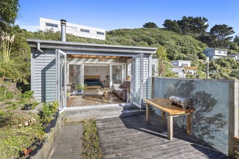 Photo of property in 25 Hungerford Road, Lyall Bay, Wellington, 6022
