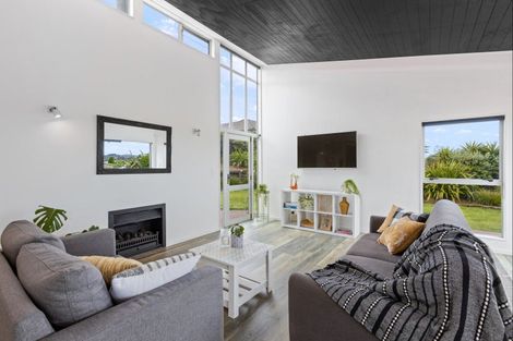 Photo of property in 121 Tauranga Place, Orewa, 0931