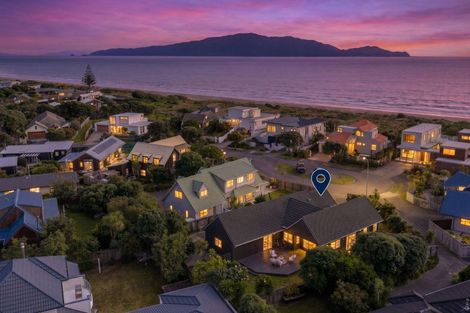 Photo of property in 14 Olliver Grove, Waikanae Beach, Waikanae, 5036