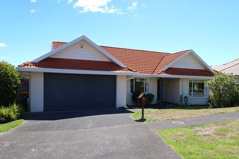 Photo of property in 36 Gillett Place, Botany Downs, Auckland, 2014