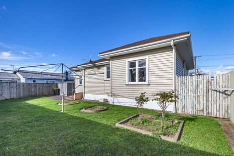 Photo of property in 13 Winchester Street, Levin, 5510