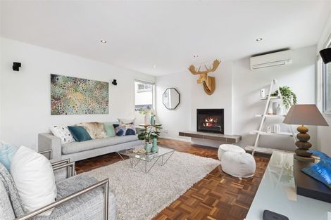 Photo of property in 9 Garmons Way, Castor Bay, Auckland, 0620