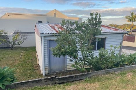 Photo of property in 2/119 Carlisle Road, Northcross, Auckland, 0632