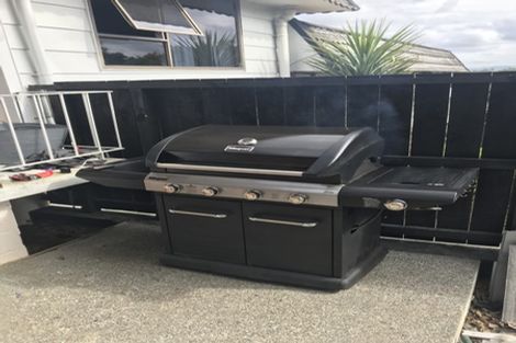 Photo of property in 1/2 Kemp Road, Massey, Auckland, 0614