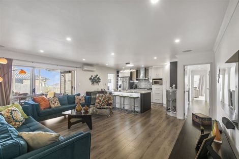 Photo of property in 40 Spoonbill Place, Unsworth Heights, Auckland, 0632