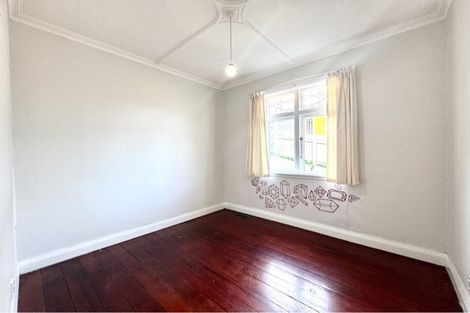 Photo of property in 12 Burrows Avenue, Karori, Wellington, 6012