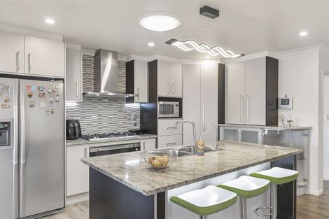 Photo of property in 40 Spoonbill Place, Unsworth Heights, Auckland, 0632