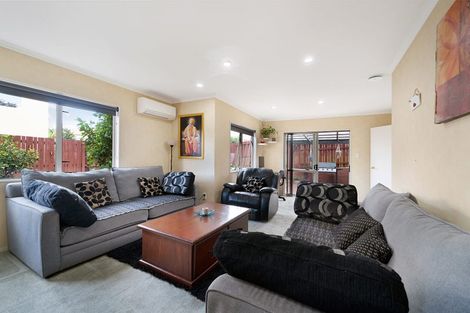 Photo of property in 10 Dainton Place, New Lynn, Auckland, 0600