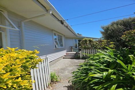 Photo of property in 2 Alder Place, Newlands, Wellington, 6037