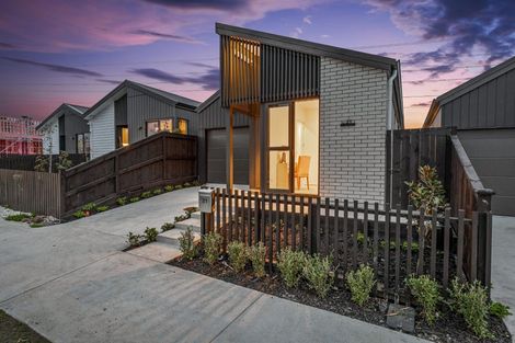 Photo of property in 21 Paretao Street, Massey, 0614