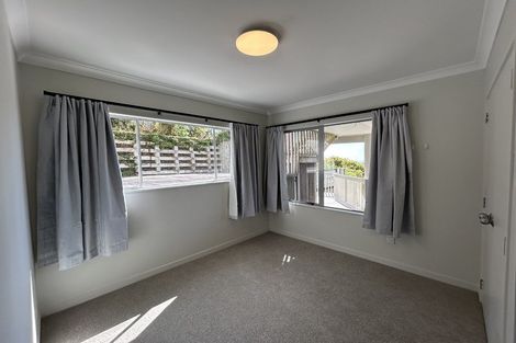 Photo of property in 7 Shearwater Rise, Rothesay Bay, Auckland, 0630
