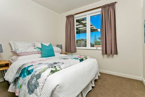 Photo of property in 962 East Coast Road, Northcross, Auckland, 0632