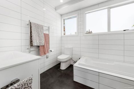 Photo of property in 31 Malmo Place, Massey, Auckland, 0614