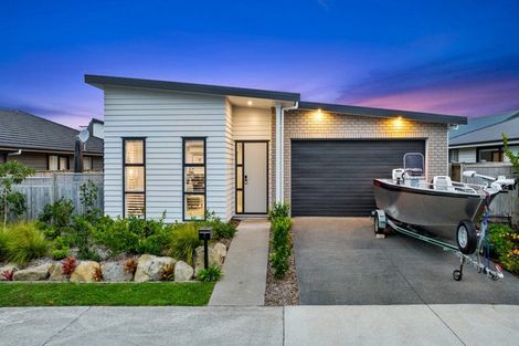 Photo of property in 7 Onekura Street, Red Beach, 0932