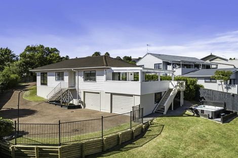 Photo of property in 34 Meadowood Drive, Unsworth Heights, Auckland, 0632