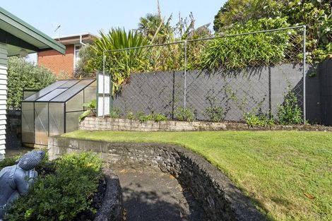 Photo of property in 10 Whitby Place, Westown, New Plymouth, 4310