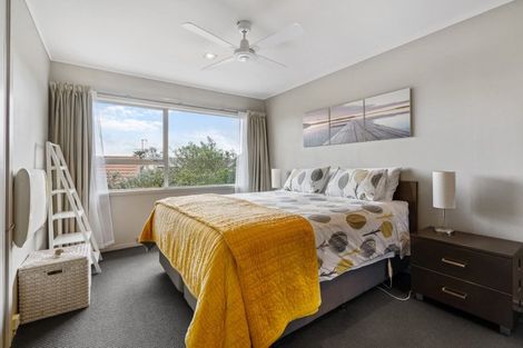 Photo of property in 3/108 East Coast Road, Forrest Hill, Auckland, 0620