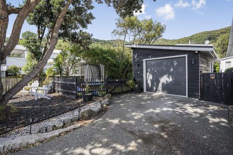 Photo of property in 25 Marine Parade, Eastbourne, Lower Hutt, 5013