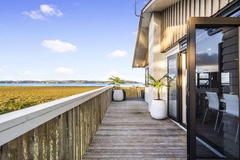 Photo of property in 33 Dawnhaven Drive, Te Atatu Peninsula, Auckland, 0610