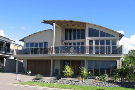 Photo of property in 20 Longbush Road, Te Atatu Peninsula, Auckland, 0610