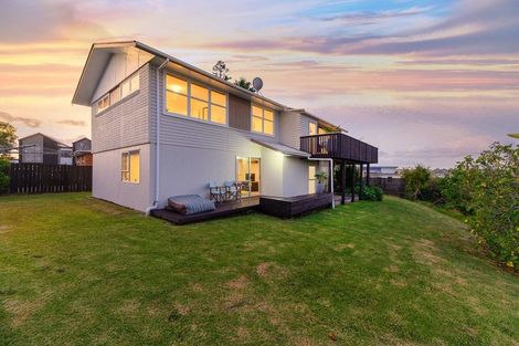 Photo of property in 33 Dawnhaven Drive, Te Atatu Peninsula, Auckland, 0610