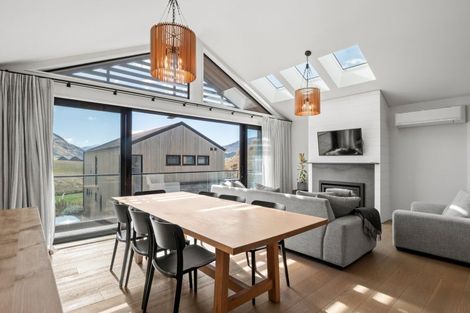 Photo of property in 2 Eichardt Place, Jacks Point, 9371