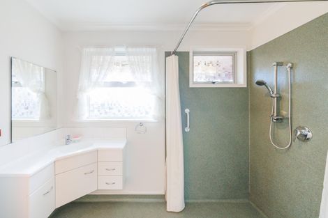 Photo of property in 5 Hollows Crescent, Takaro, Palmerston North, 4412