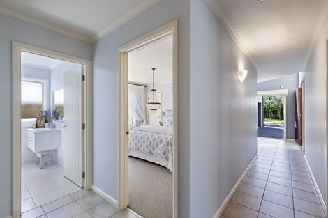 Photo of property in 33 Royal Oak Drive, Kelvin Grove, Palmerston North, 4414