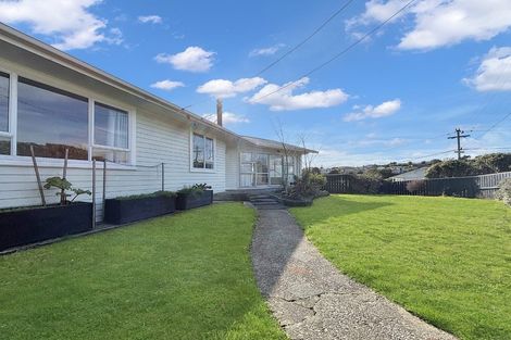 Photo of property in 14 Barclay Street, Newlands, Wellington, 6037
