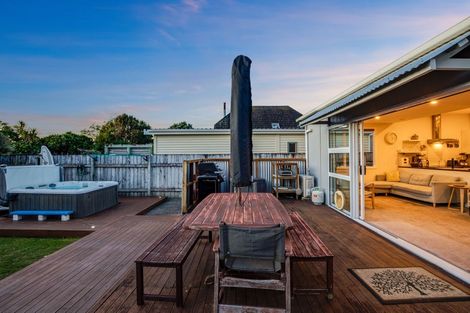Photo of property in 64 Oroua Street, Eastbourne, Lower Hutt, 5013