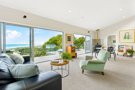 Photo of property in 52 Domain Crescent, Muriwai, Waimauku, 0881