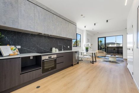 Photo of property in 13 Edgerton Road, Te Atatu Peninsula, Auckland, 0610