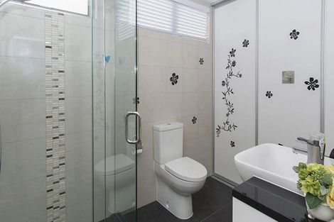 Photo of property in 2 Bucklands Beach Road, Bucklands Beach, Auckland, 2012