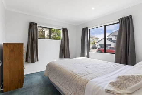Photo of property in 10 Bennett Grove, Newlands, Wellington, 6037