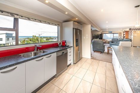 Photo of property in 10 Okiwa Terrace, Waiinu Beach, Whanganui, 4588