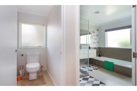 Photo of property in 272 Glamorgan Drive, Northcross, Auckland, 0630