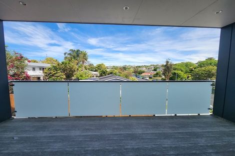 Photo of property in 22f Totaravale Drive, Totara Vale, Auckland, 0629