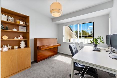 Photo of property in 2/9 Hogans Road, Glenfield, Auckland, 0629