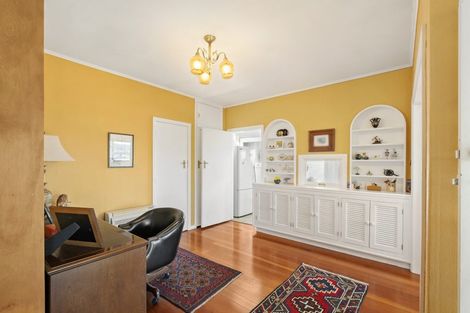 Photo of property in 70 Nevay Road, Karaka Bays, Wellington, 6022